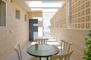 尼夫佐哈PRINCESS of the Dead Sea by CROWN的大楼走廊上的桌椅
