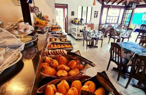 布希奥斯格力巴太阳酒店的包含多种不同种类面包和糕点的自助餐