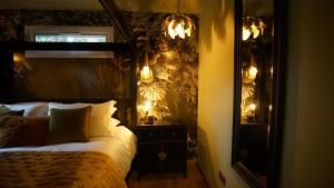 Hampton HillTulana Taggs - floating home on island idyll的一间卧室配有一张床和一面大镜子