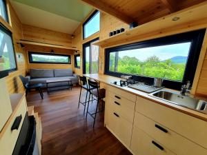 KáptalantótiPOP Tiny House Balaton的一个带水槽和大窗户的厨房