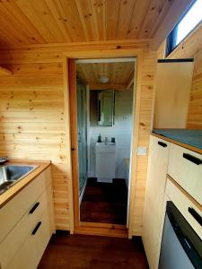 KáptalantótiPOP Tiny House Balaton的一间小厨房,设有通往浴室的门