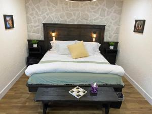 惠灵顿Villa di Casa - Boutique Hotel的一间卧室配有一张大床和木制床头板