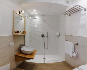 维拉西米乌斯格兰尼缇酒店的一间带水槽和淋浴的浴室