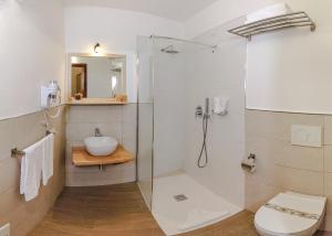 维拉西米乌斯格兰尼缇酒店的带淋浴、卫生间和盥洗盆的浴室