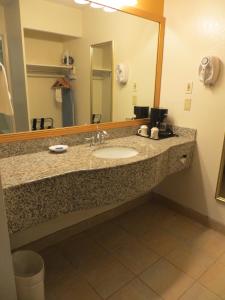 萨克拉门托行政套房酒店的一间浴室