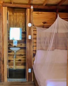 圣玛尔塔Calma Chicha的小木屋内一间卧室,配有一张床