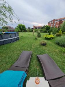 斯科普里Green Villa Rodna的享有带游泳池的庭院景致