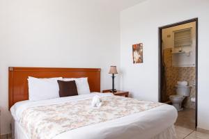 Barranquitas玛格丽塔庄园酒店的卧室里设有一张床,上面有一只动物