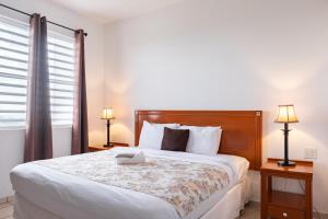Barranquitas玛格丽塔庄园酒店的一间卧室配有一张大床和两盏灯