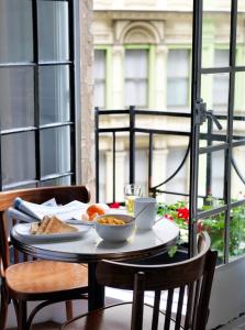 悉尼悉尼大酒店的阳台上的餐桌上放着一盘食物
