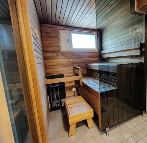 萨利色尔卡Siulanlumo的一个带长凳和窗户的小桑拿浴室