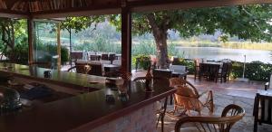 达利安林多斯民宿的一间设有桌椅并享有湖景的餐厅