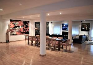 萨拉戈萨Casa con terrazas的用餐室以及带桌椅的起居室。