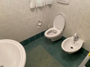 Bagni di RabbiMaso Genziana的浴室配有卫生间、坐浴盆和盥洗盆。