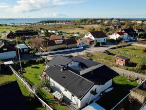 瓦尔贝里Gustavsro i Apelviken Annex 1的享有村庄的空中景致,设有房屋和海洋