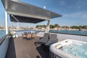 诺维格勒伊斯特拉The Sea Lodges Novigrad - Bootshaus Floating Sea House的相册照片