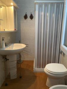 科佩尔蒂诺casa vacanze Riccardo Elisa的浴室配有白色卫生间和盥洗盆。