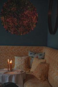 安特卫普Flora的客厅配有一张沙发,桌子上放着两把蜡烛