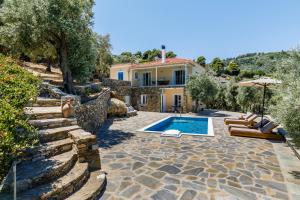 VILLA IFIGENEIA SKOPELOS με πισίνα και υπέροχη θέα内部或周边的泳池