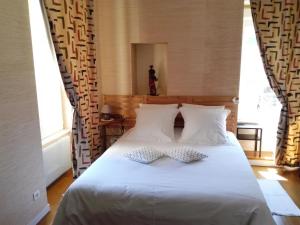 杜瓦讷内Izella的卧室配有白色的床和2个枕头