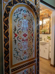 Hampton HillTulana Taggs - floating home on idyllic island的浴室设有花卉图案的门
