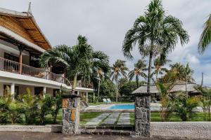 勒莫尔尼Boutik Le Morne Holiday Apartments的一个带游泳池和棕榈树的度假村