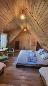 考斯赛力克U Kowalskich - pokoje i apartamenty的一张位于带木制天花板的客房内的大床