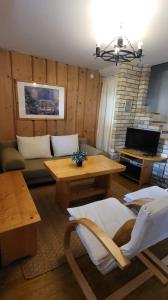 考斯赛力克U Kowalskich - pokoje i apartamenty的客厅配有沙发和桌子