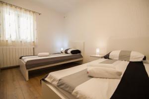 波尔Apartments Teskera的小型客房 - 带2张床和窗户