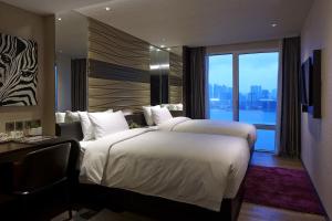 香港嘉富海景酒店的酒店客房设有两张床和大窗户。