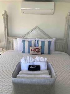 哈威奇港Allen Harbor Rentals的一间卧室配有带毛巾的床