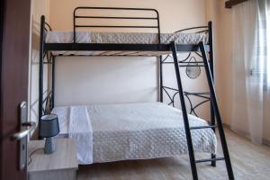 依拉佩特拉Libyan Sea Luxury Apartment 1的一间卧室配有两张双层床。