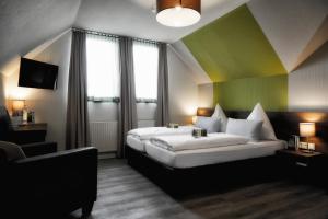奥伯霍夫Konsumhotel am Park - Nebenhaus Berghotel Oberhof - nur Übernachtung的酒店客房设有一张大床和一张沙发。
