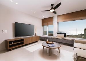 卡拉马基Gemini Resort with private pool and sea view的客厅配有平面电视和沙发。