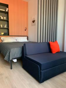 阿拉木图Апартаменты в ЖК Варламова的一间卧室配有一张床和一张蓝色的沙发