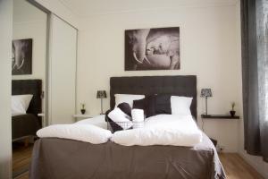 奥勒松Light Sentral Apartment Ålesund的卧室配有带白色枕头的大床