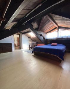 圣克里斯托瓦尔-德拉斯卡萨斯Casa Tequio的一间卧室配有一张床,铺有木地板