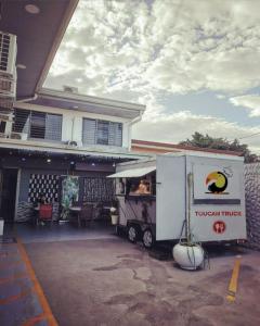 阿拉胡埃拉Toucan Hostel的停在房子前面的食品车