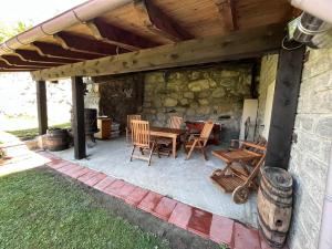 圣文森特casa Fedora cir 0020的一个带桌椅和石墙的庭院