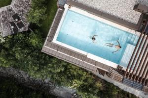 圣维吉利奥Stoa - Elegant & Romantic Guest House - "Adults only"的两人在游泳池游泳的顶部景色