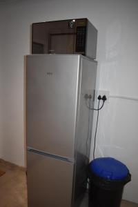 开普敦Langbeentjie Inn的冰箱上方的微波炉