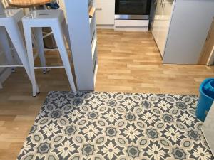 盖雷La maison de Sloan的厨房地板上铺着地毯