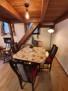 克拉尼斯卡戈拉Studio Srce的木天花板客房中的餐桌和椅子