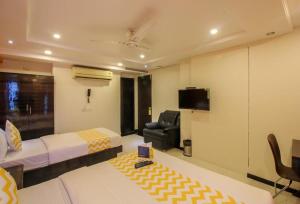孟买PANCHVATI RESIDENCY ANDHERI WEST的客房设有床、电视和沙发。