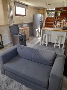 尼乌波特NEPTUNUS的带沙发的客厅和厨房