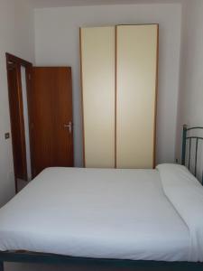 普拉A 30 metri dal mare di Nora, casa confortevole的一间卧室配有一张床和两个衣柜