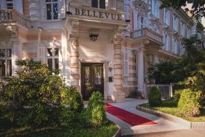 梅拉诺Grand Hotel Bellevue - adults only的带有读出布维索标志的建筑