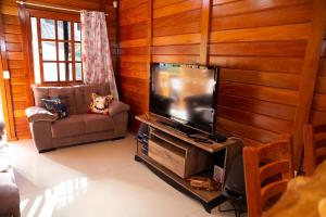 弗洛里亚努元帅镇Casa de Campo com Churrasq em Marechal Floriano - ES的客厅配有平面电视和沙发。