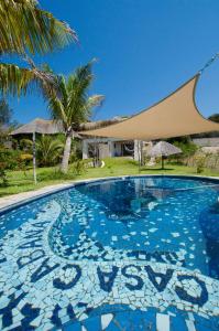 维兰库卢什卡萨卡巴纳海滩酒店的一座棕榈树游泳池和一座建筑