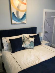 卡舍尔2 Agars Lane Cashel的一张带蓝色和白色枕头的床